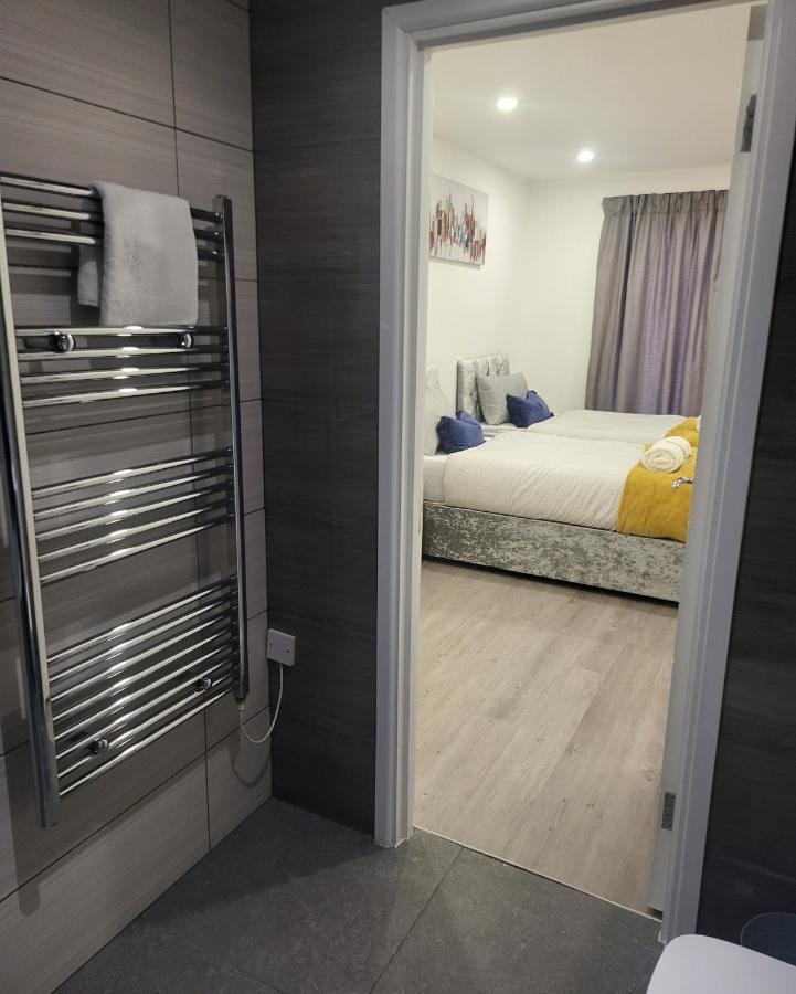 2 Bedrooms 2 Baths, 3 Toilets Excel And City Airport O2 Sleeps Up To 5, * Londra