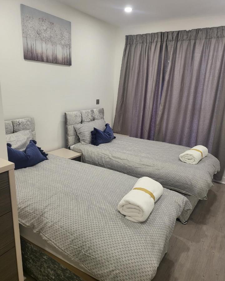 2 Bedrooms 2 Baths, 3 Toilets Excel And City Airport O2 Sleeps Up To 5, Londra
