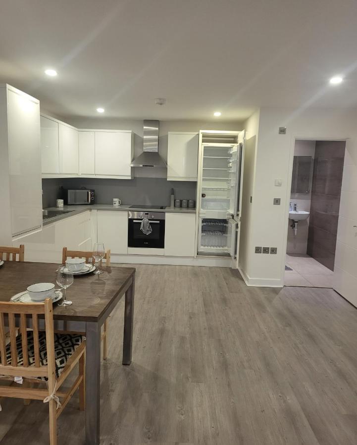 2 Bedrooms 2 Baths, 3 Toilets Excel And City Airport O2 Sleeps Up To 5, Appartamento *