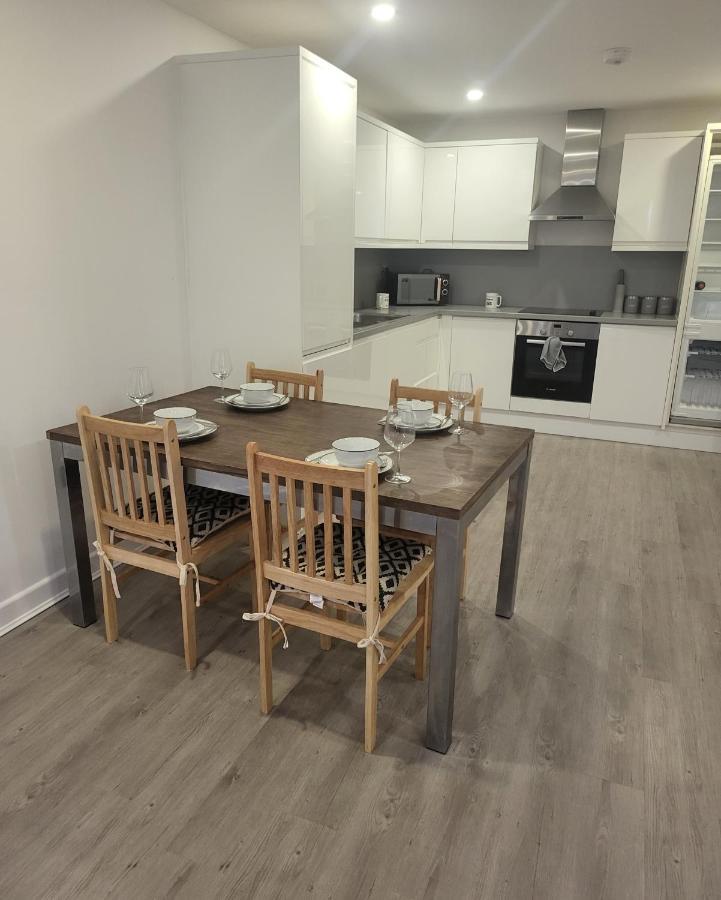 2 Bedrooms 2 Baths, 3 Toilets Excel And City Airport O2 Sleeps Up To 5, Appartamento