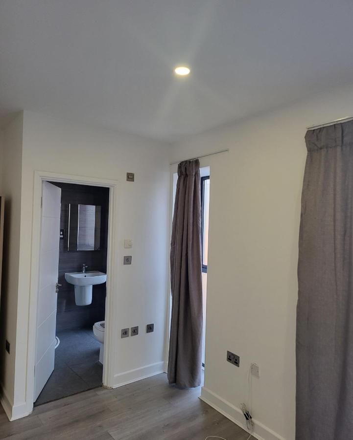 2 Bedrooms 2 Baths, 3 Toilets Excel And City Airport O2 Sleeps Up To 5, Londra
